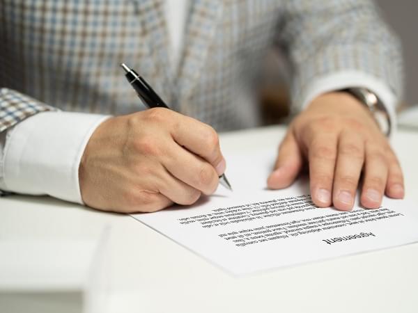 Homme écrivant sur un cahier